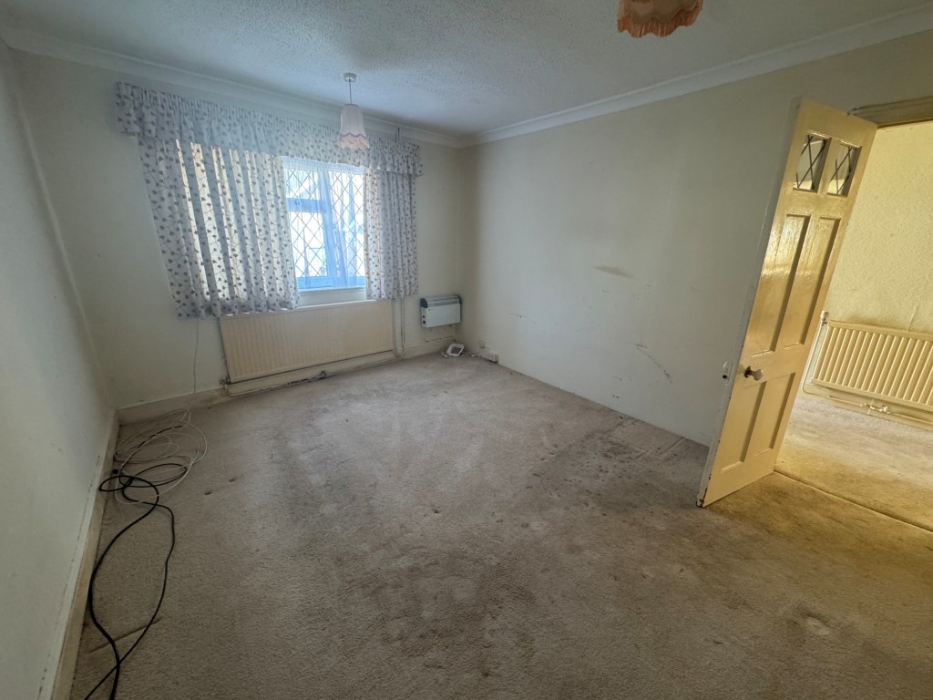 Lot: 94 - TWO-BEDROOM BUNGALOW WITH GARAGE AND PARKING - Bedroom 1